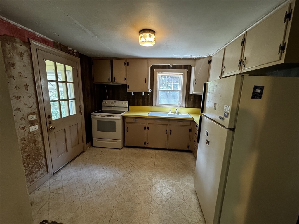 6 County Road Andover, MA 01810 - Photo 10 of 39