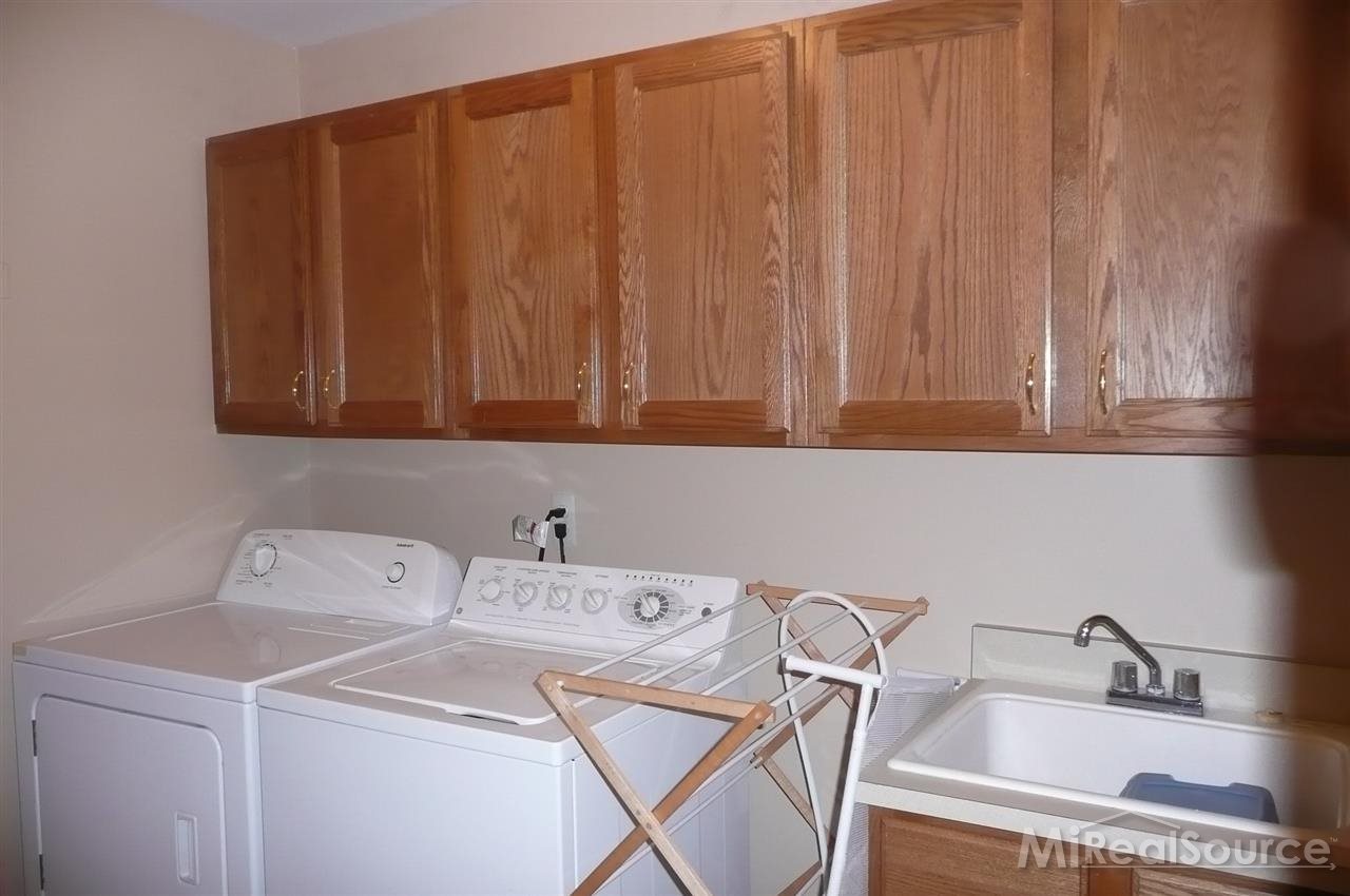 16860 Country Ridge Court Macomb, MI 48044 - Photo 12 of 12 31198418-11.JPG