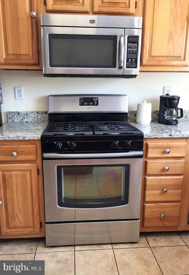 9441 Joppa Pond Road Baltimore, MD 21234 - Photo 8 of 37 Stove/Microwave