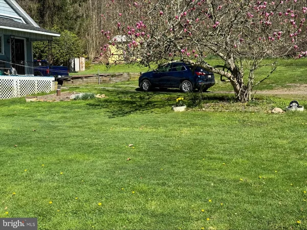a view of a house with backyard