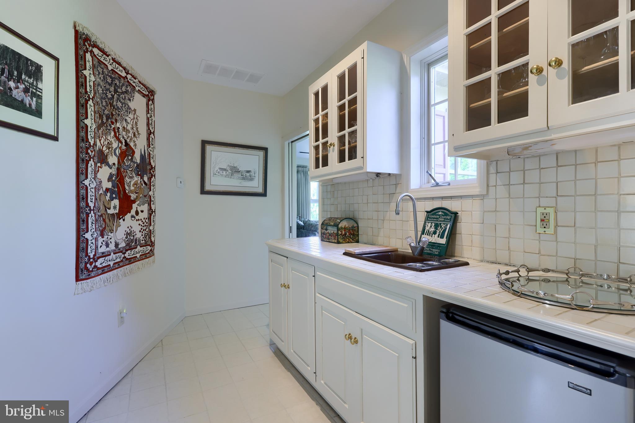 550 Stonehenge Drive Lititz, PA 17543 - Photo 17 of 45 Wet bar between family room and living room