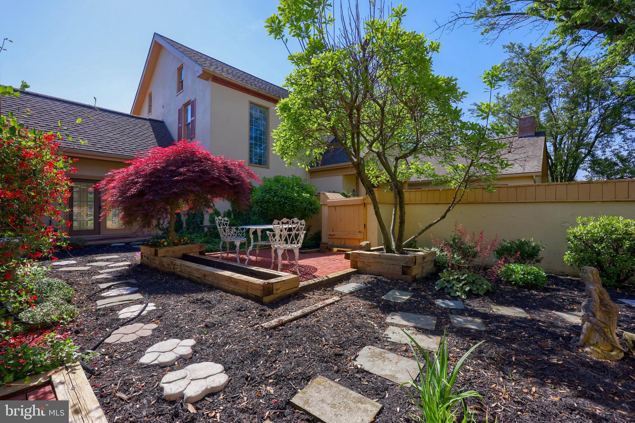 550 Stonehenge Drive Lititz, PA 17543 - Photo 4 of 45 Front center courtyard