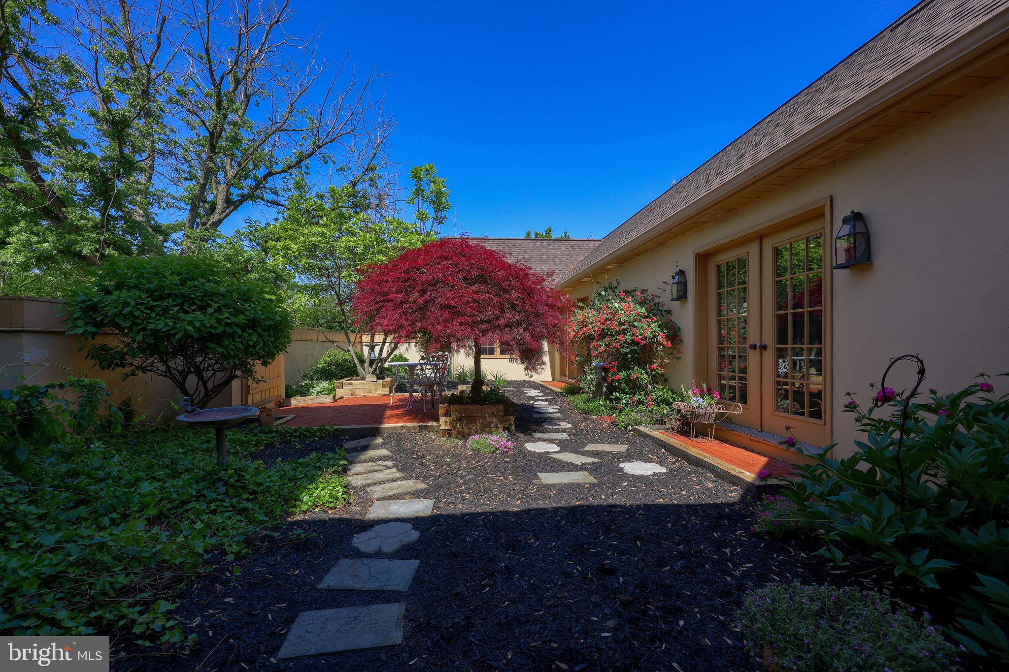 550 Stonehenge Drive Lititz, PA 17543 - Photo 41 of 45 Front center courtyard