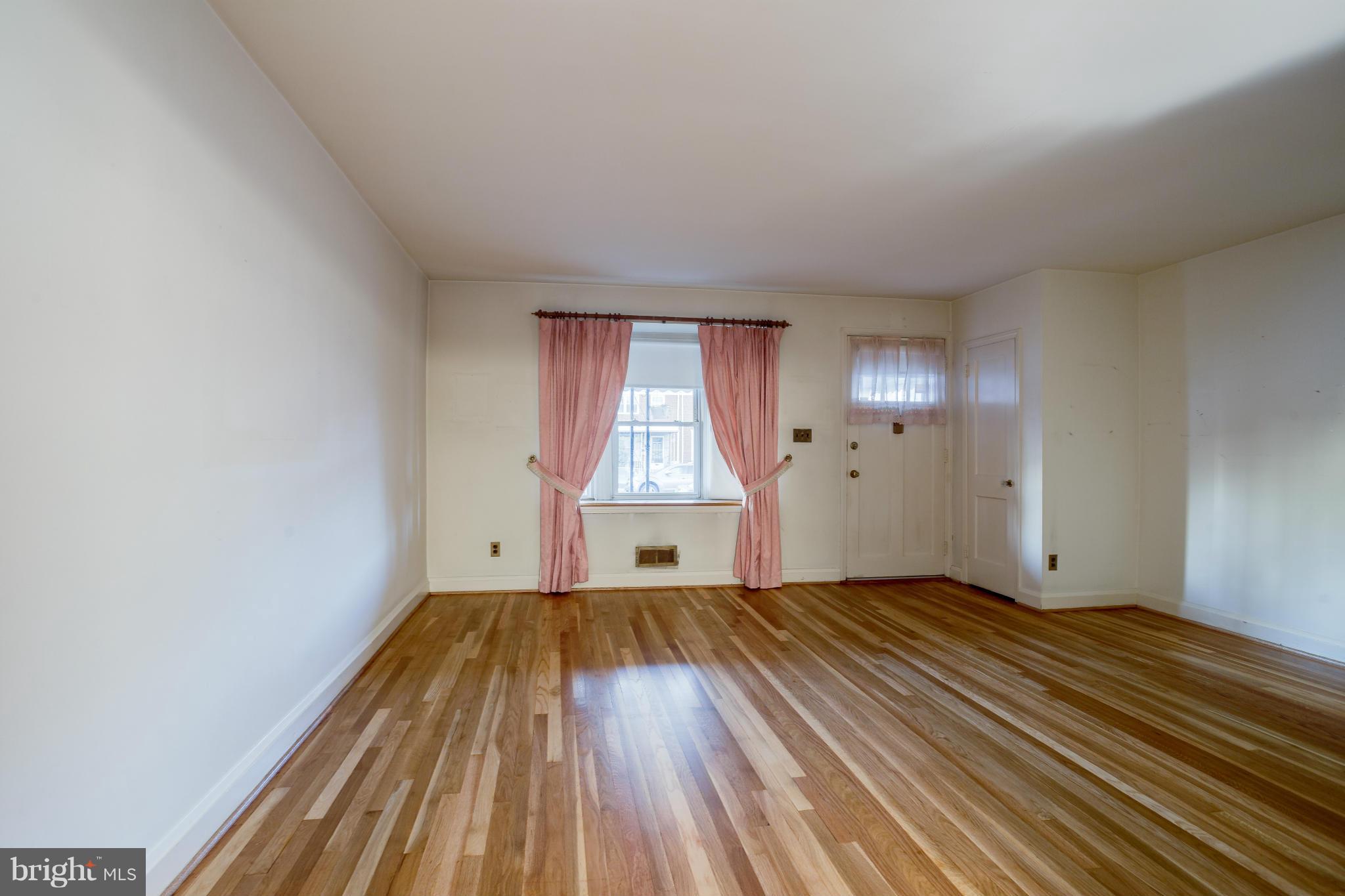 607 Middlesex Road Baltimore, MD 21221 - Photo 3 of 15 Living Room
