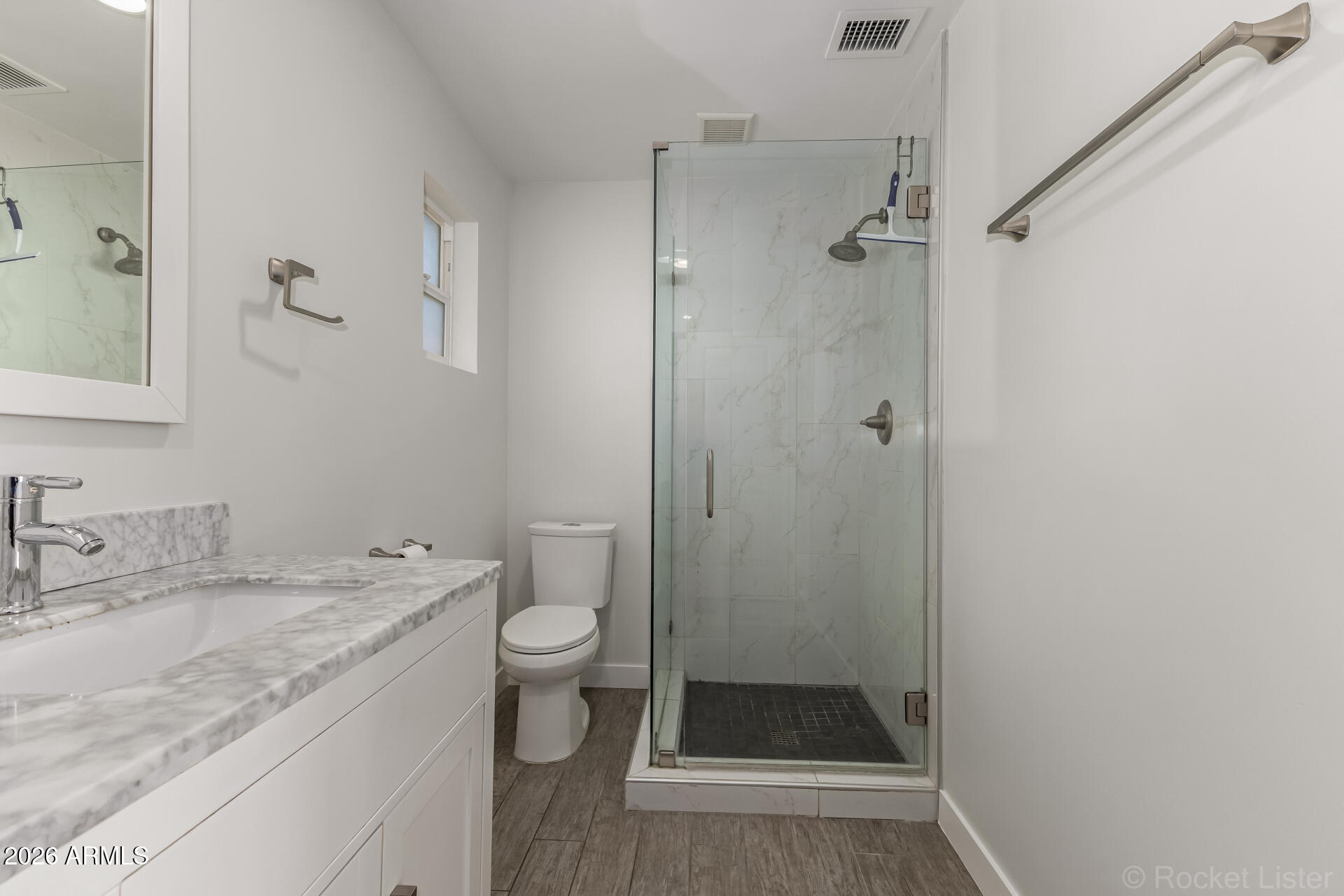 3930 East Oak Street Phoenix, AZ 85008 - Photo 36 of 61 32 - Oak Insuite Bath