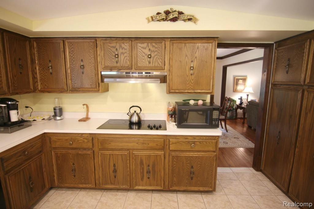 2836 Woodford Circle Rochester, MI 48306 - Photo 18 of 37 Woodford Cir Kitchen 4.jpg