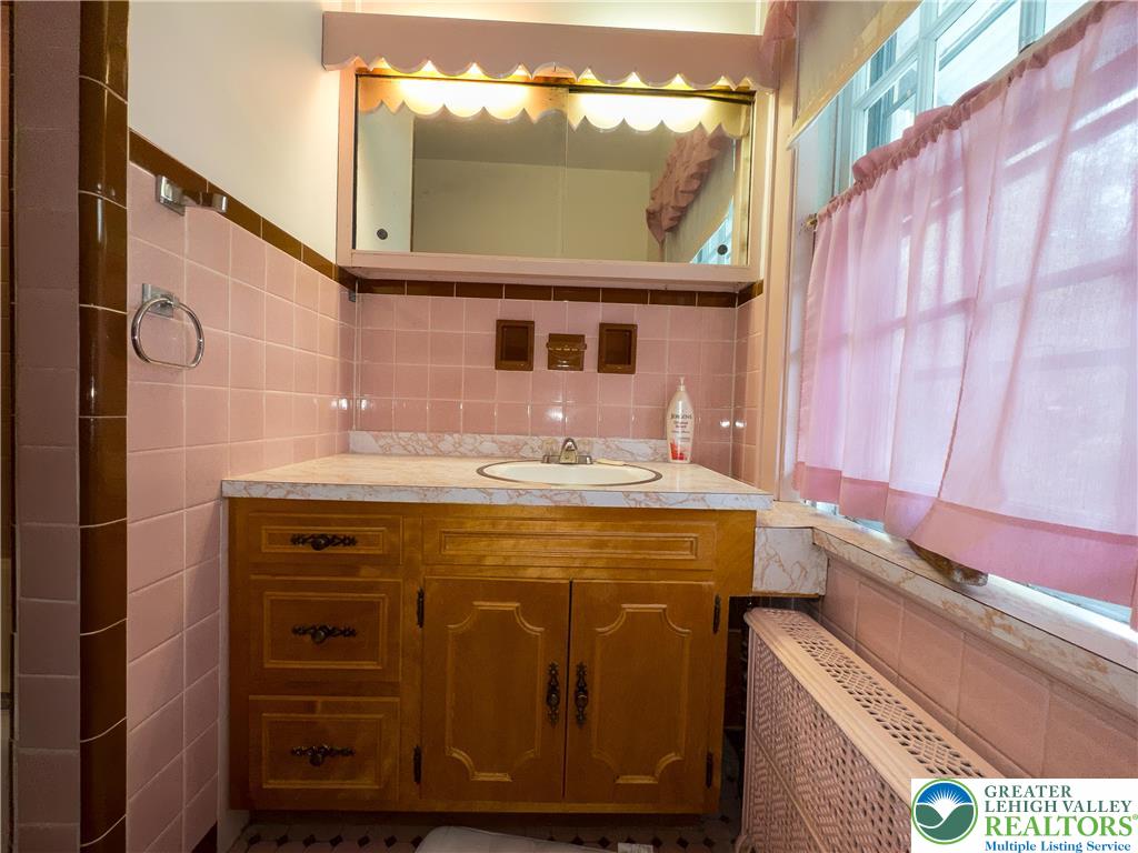 426 South 2nd Street Bangor, PA 18013 - Photo 17 of 42 Full Bathroom