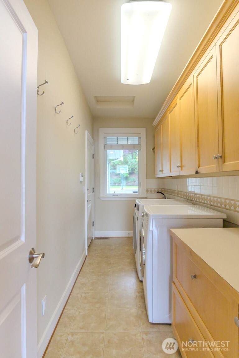 8568 Sand Point Way Northeast Seattle, WA 98115 - Photo 25 of 40
