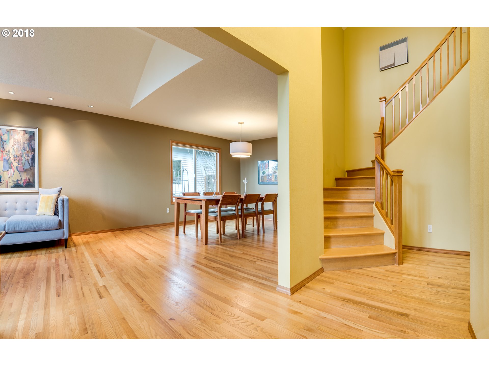 4209 Southwest Comus Street Portland, OR 97219 - Photo 4 of 31 Entrance/Foyer