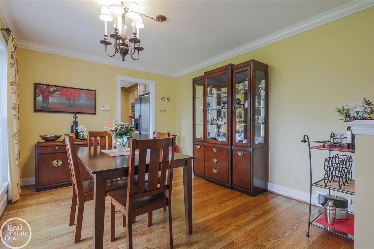 404 Lexington Road Grosse Pointe, MI 48236 - Photo 9 of 35 31380796-8.JPG