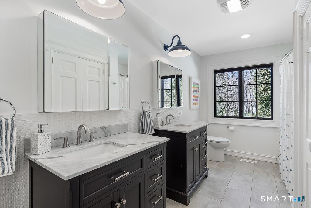 34 Milan Road Woodbridge, CT 06525 - Photo 29 of 40 Hallway bathroom w 2 sinks and tub w shower.
