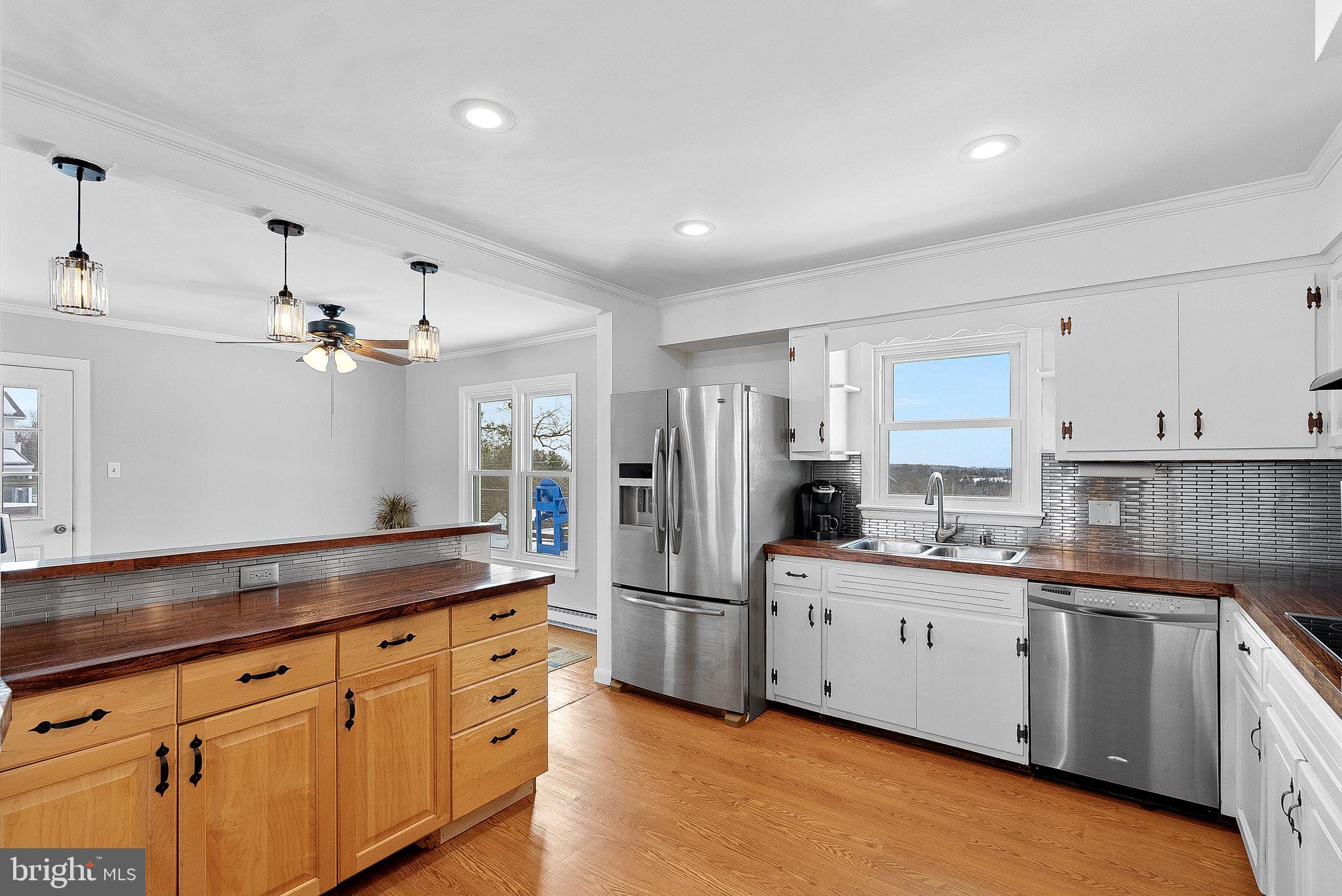 39857 Thomas Mill Road Leesburg, VA 20175 - Photo 21 of 86 Kitchen open into dining area.