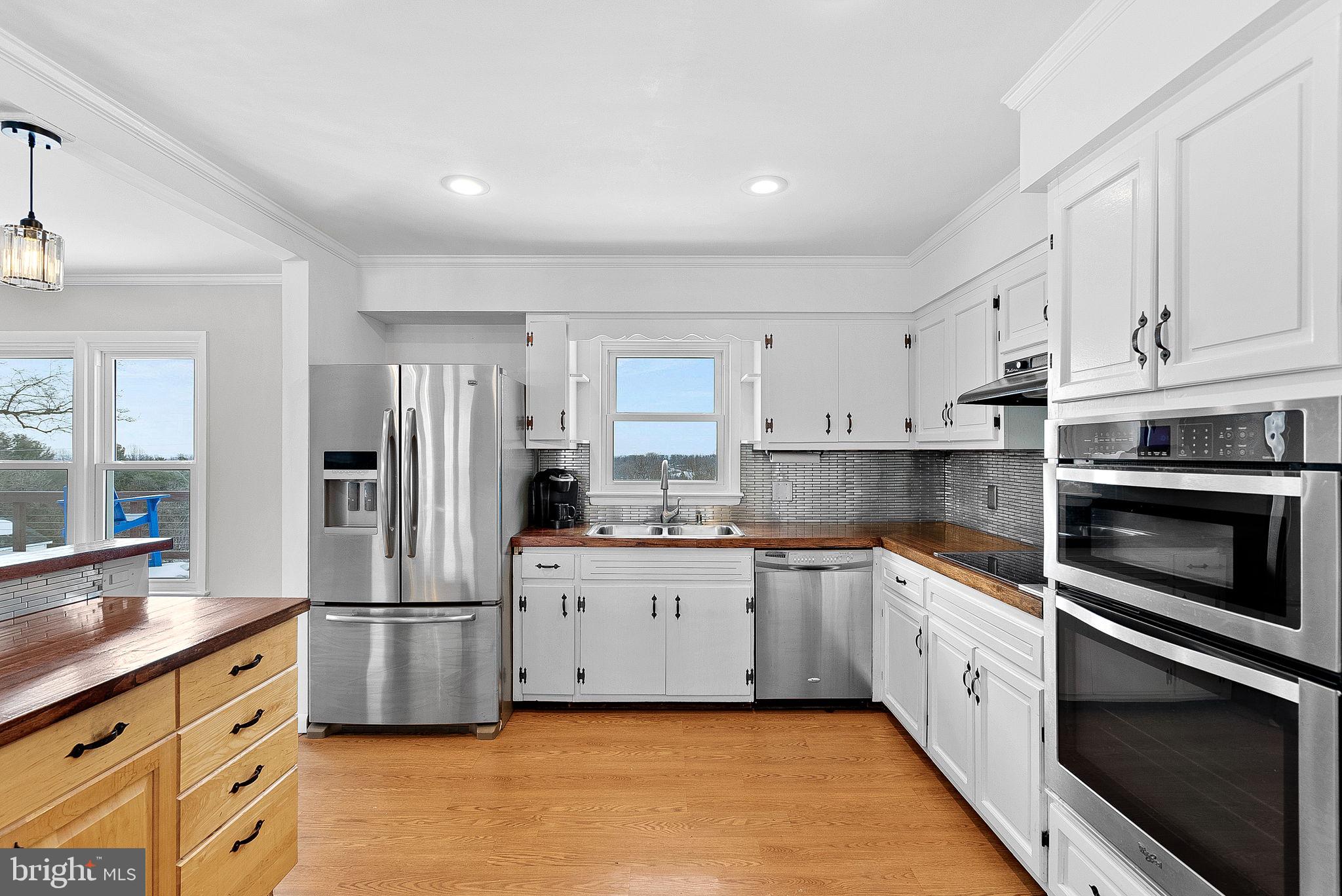39857 Thomas Mill Road Leesburg, VA 20175 - Photo 22 of 86 Tons of cabinets, stainless appliances.