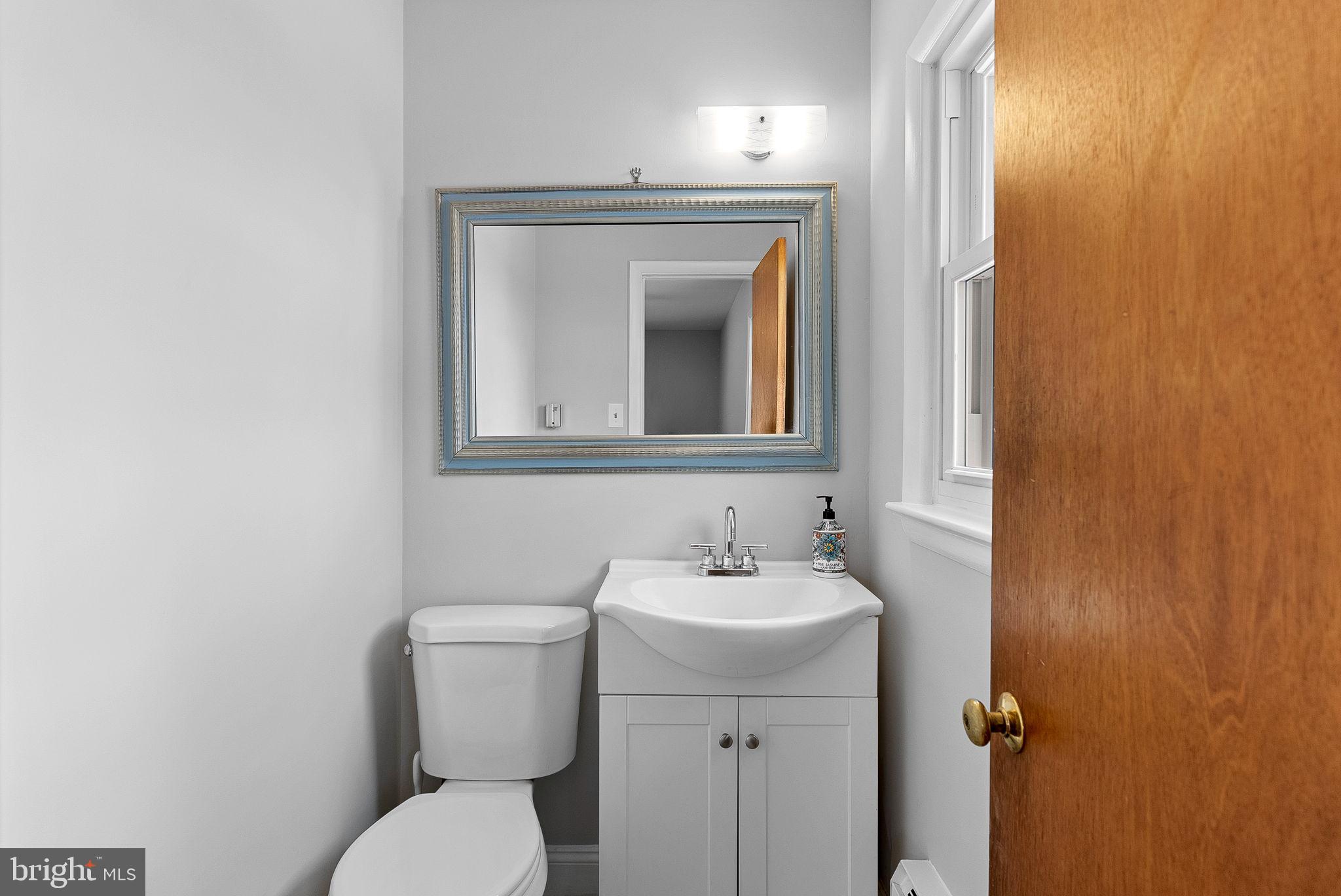 39857 Thomas Mill Road Leesburg, VA 20175 - Photo 28 of 86 Primary suite half bath attached.