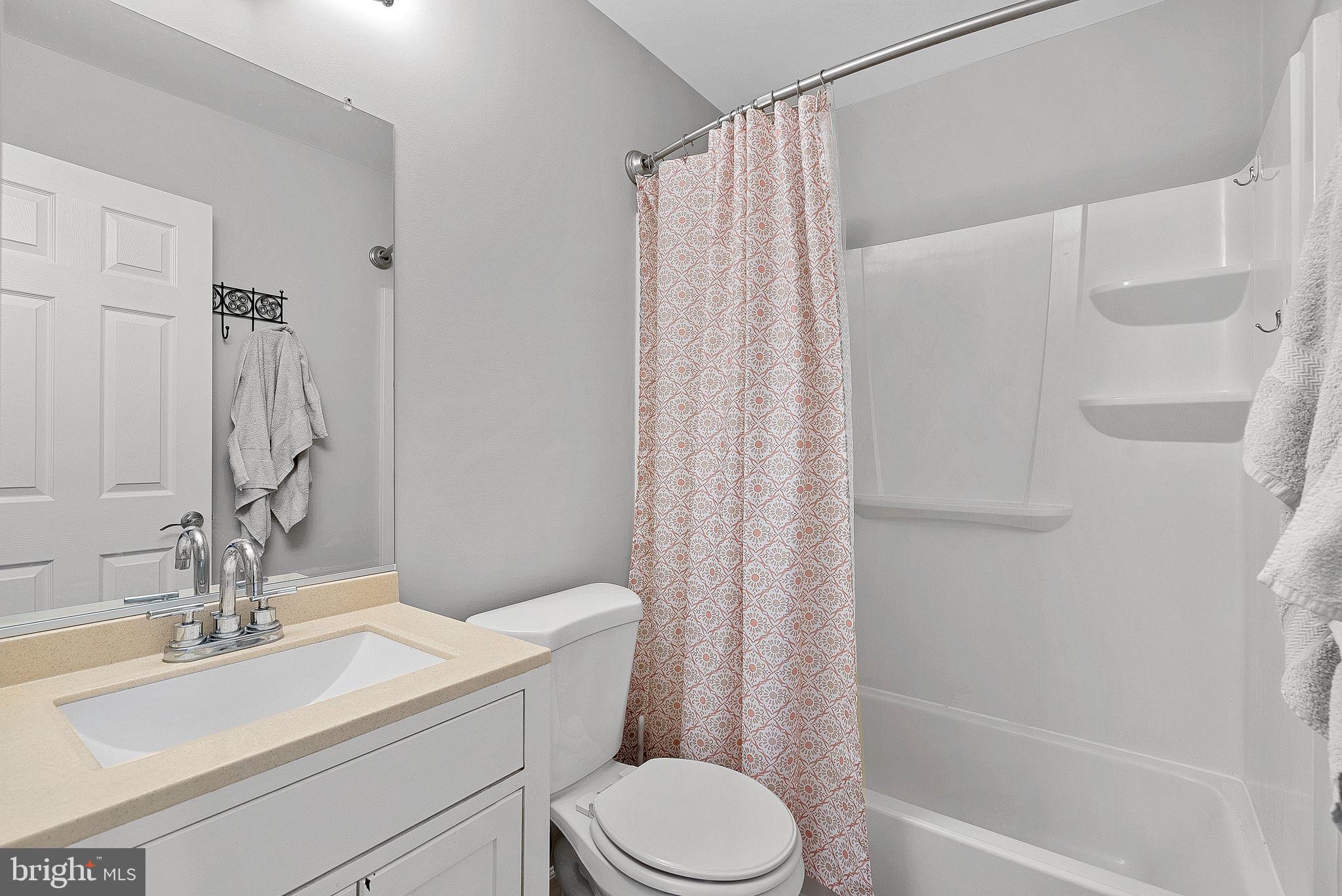 39857 Thomas Mill Road Leesburg, VA 20175 - Photo 35 of 86 Full bath upstairs.