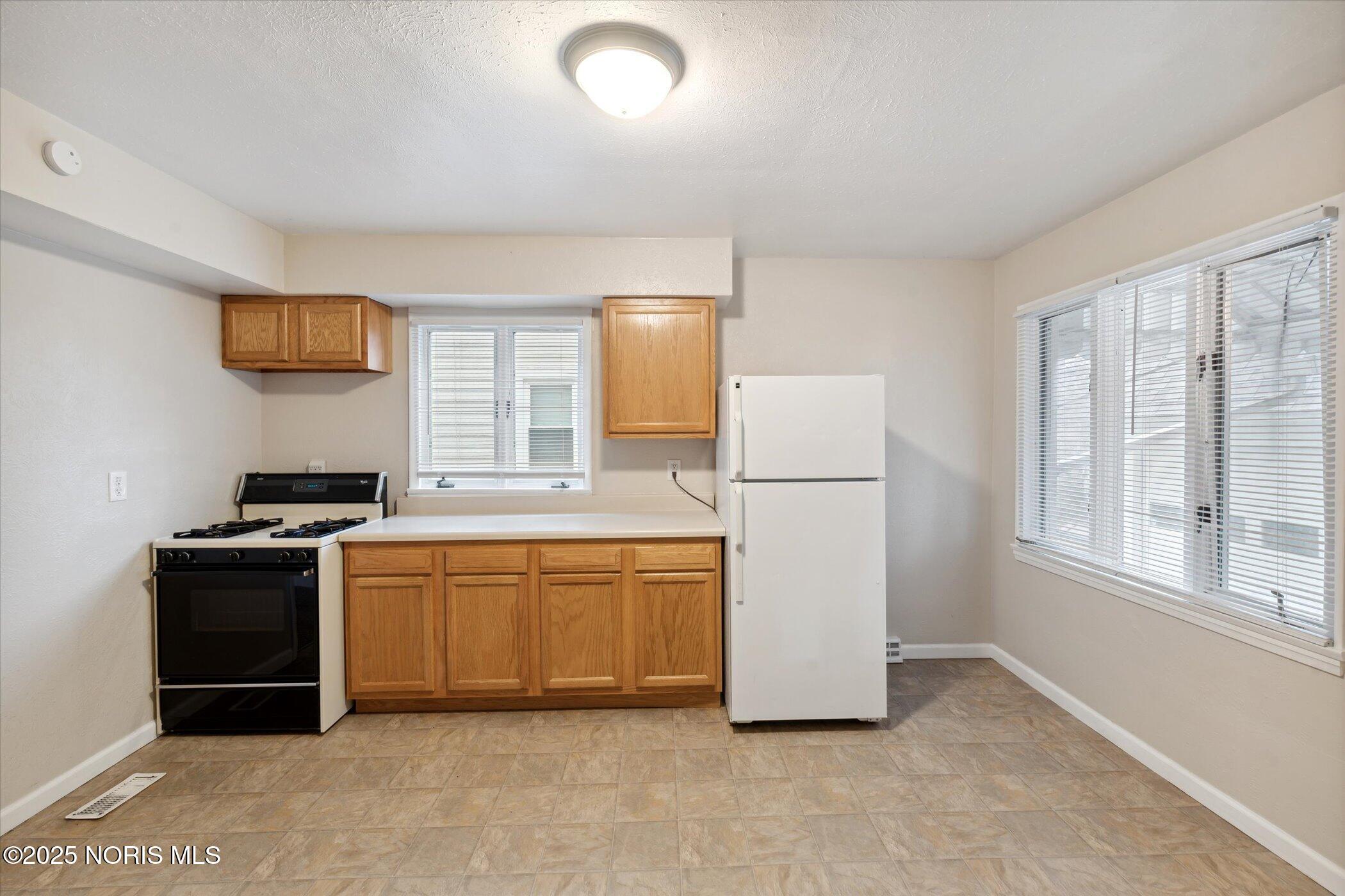 2051 Wyndhurst Road Toledo, OH 43607 - Photo 17 of 37 19-2051-Wyndhurst-Rd-Toledo-OH-43607-Win