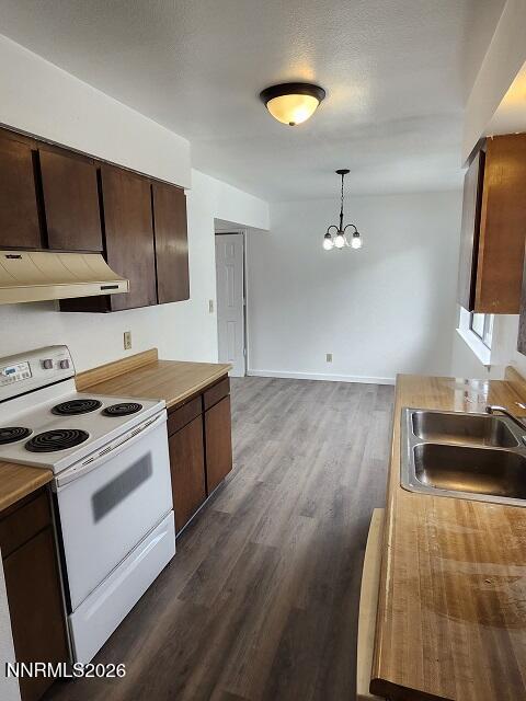 185 Ferguson Street Fallon, NV 89406 - Photo 3 of 5 a kitchen that has a sink and a stove