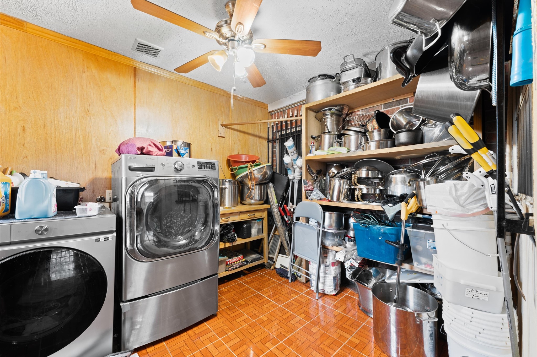 707 Doncrest Street Channelview, TX 77530 - Photo 6 of 27 a utility room with dryer and washer