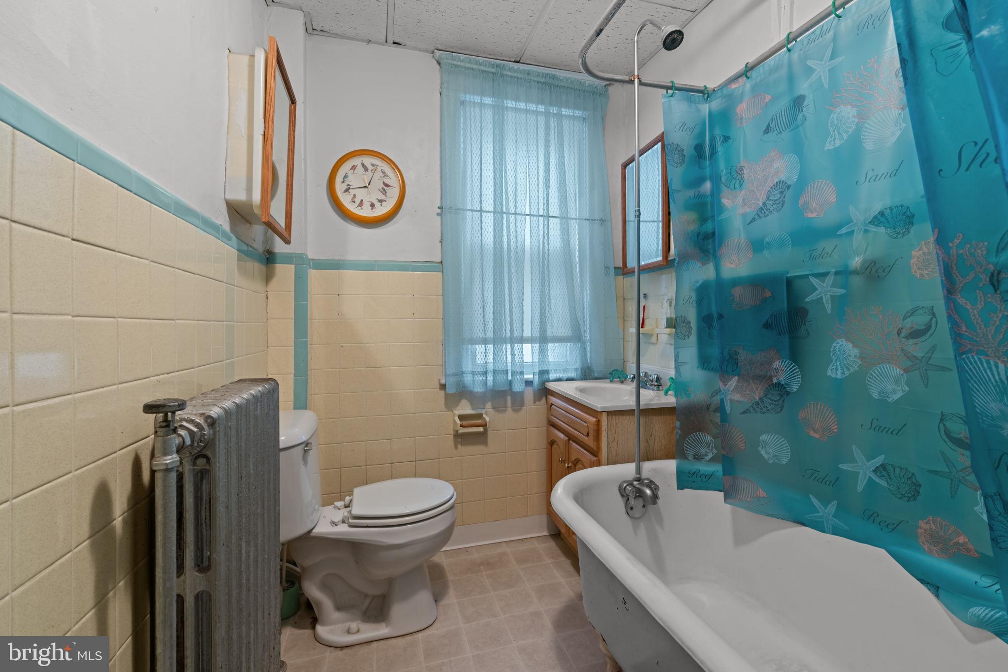 6520 Marsden Street Philadelphia, PA 19135 - Photo 19 of 26 a bathroom with a toilet a sink and bathtub