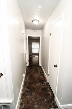 a view of empty room with a ceiling fan