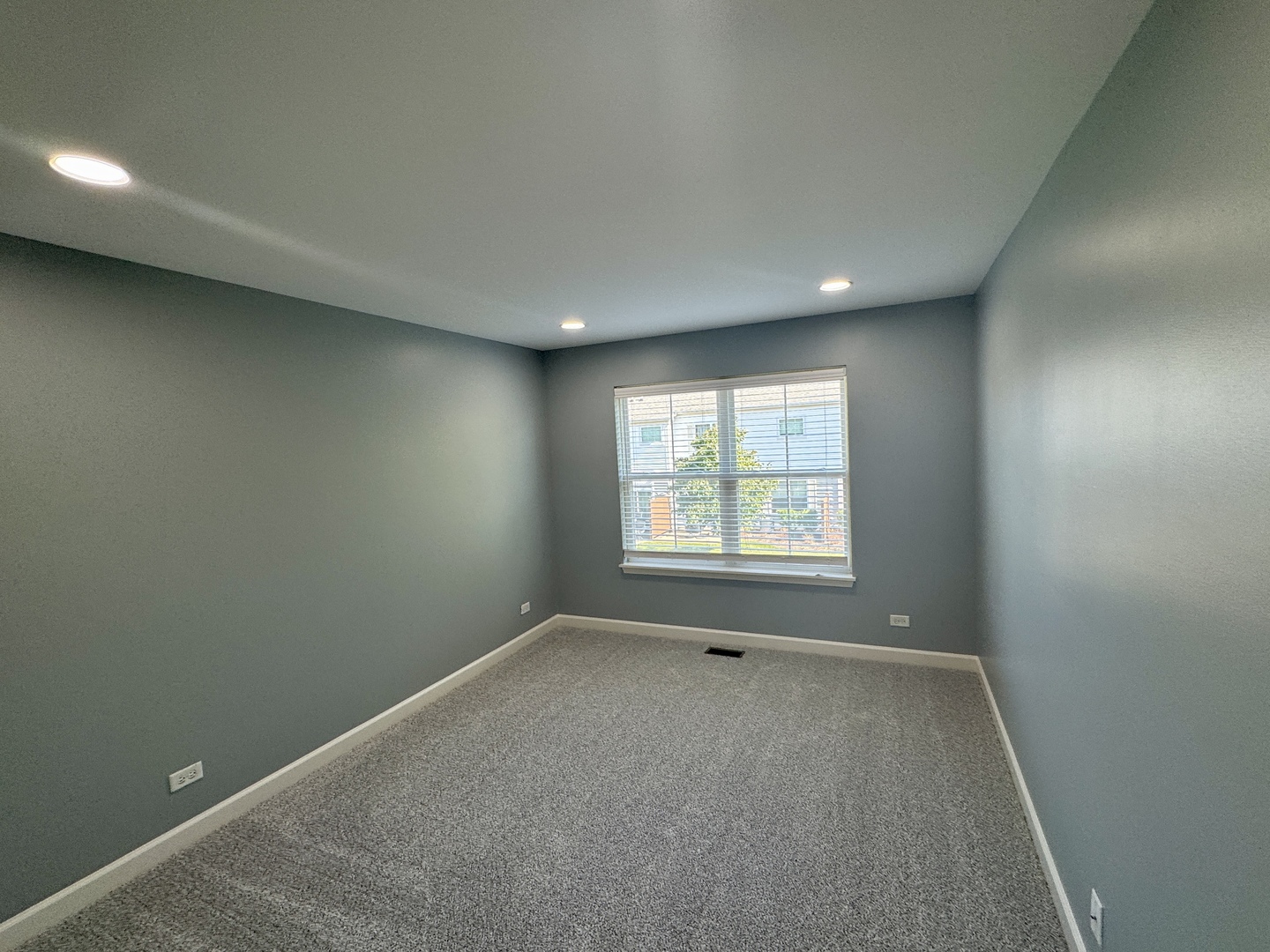 423 Acushnet Street, Unit 423 Elgin, IL 60124 - Photo 16 of 20 an empty room with a window