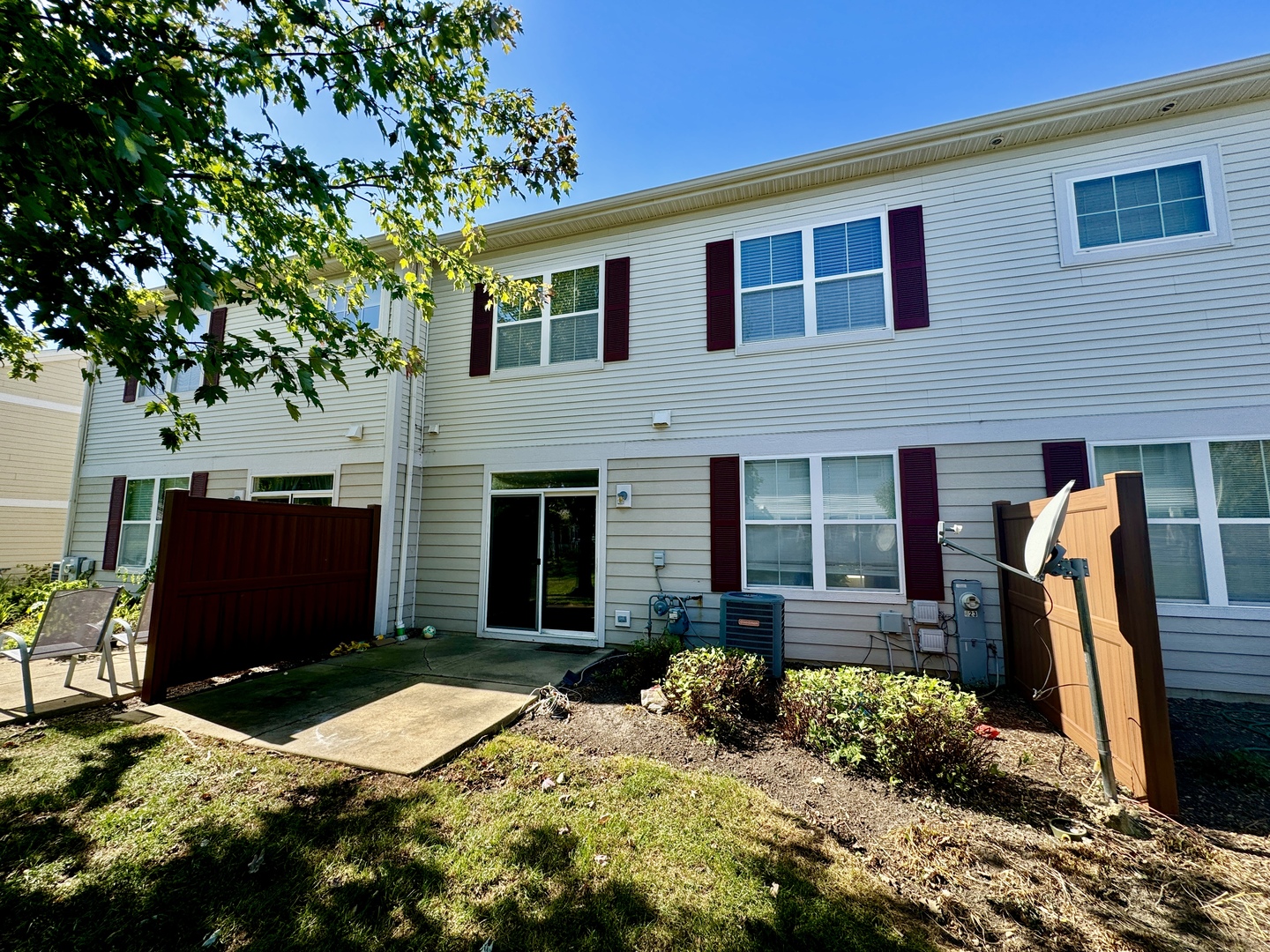 423 Acushnet Street, Unit 423 Elgin, IL 60124 - Photo 18 of 20 a front view of a house with garden