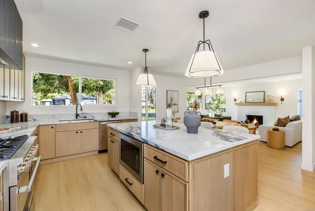 $1,349,000 | 14362 Collins Street, Sherman Oaks, CA 91401