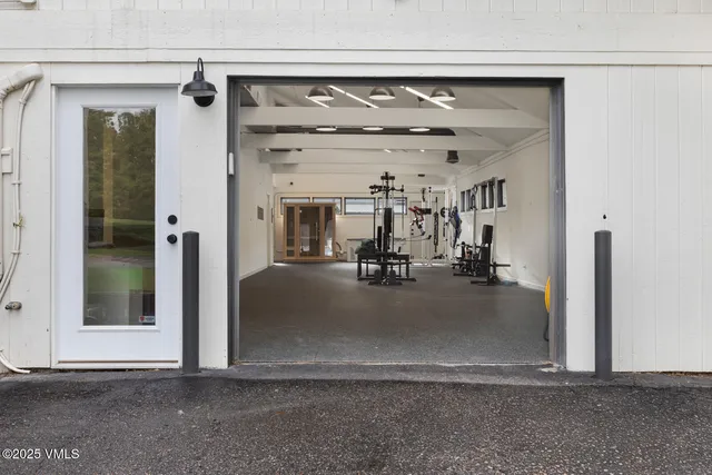 a view of entryway with yard