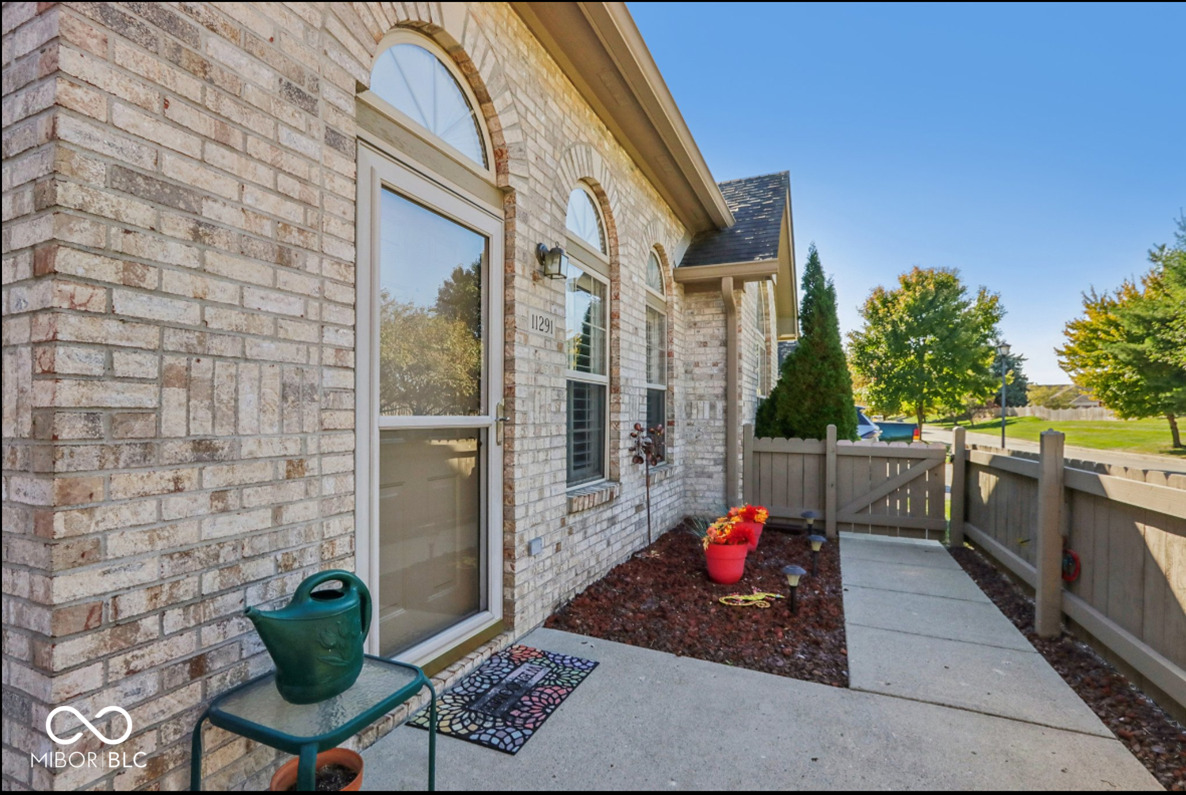 11291 Courtyard Way Fishers, IN 46038 - Photo 4 of 47