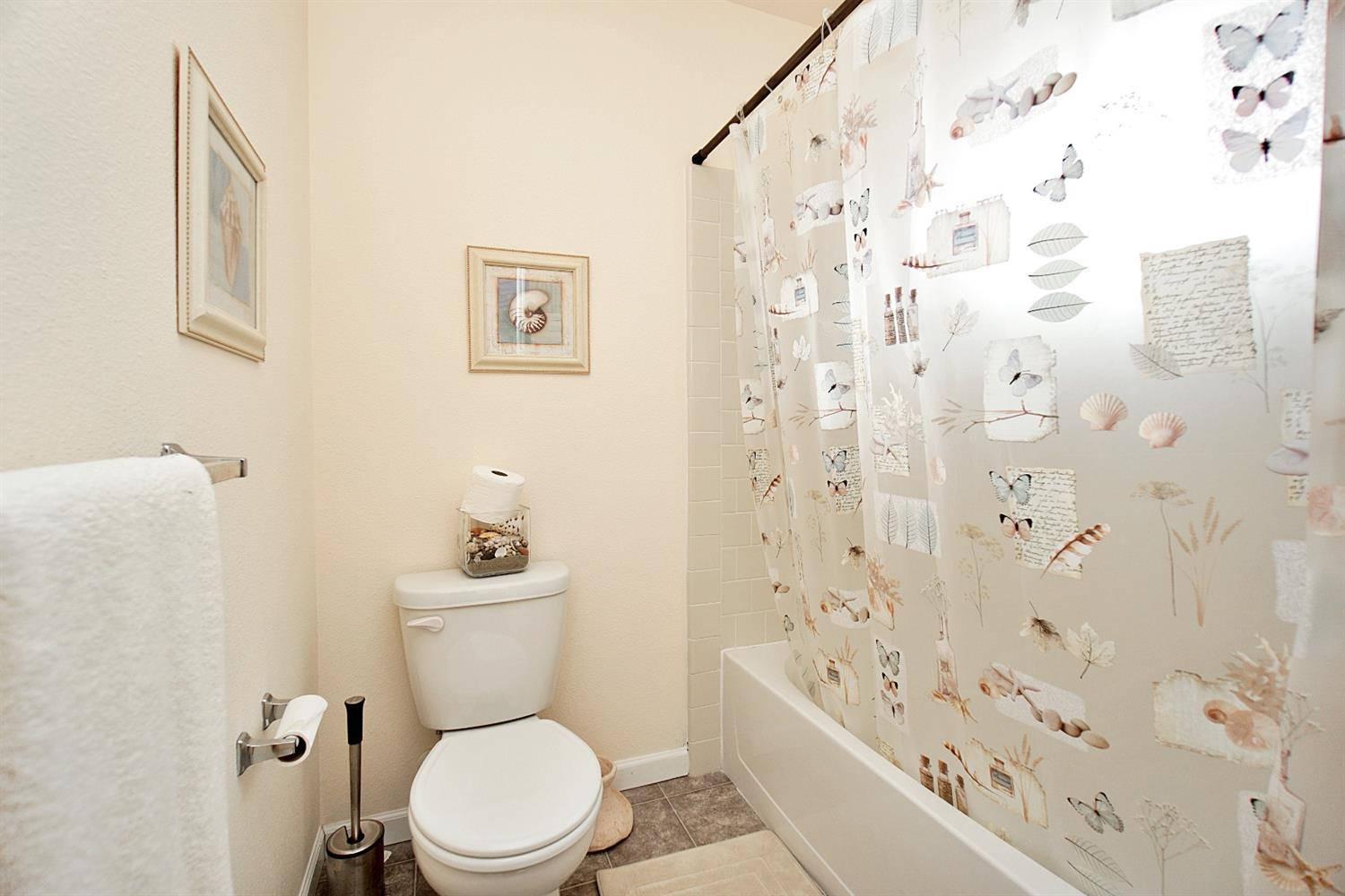 16254 Road 37 Madera, CA 93636 - Photo 26 of 36 a bathroom with a toilet a sink and a bathtub