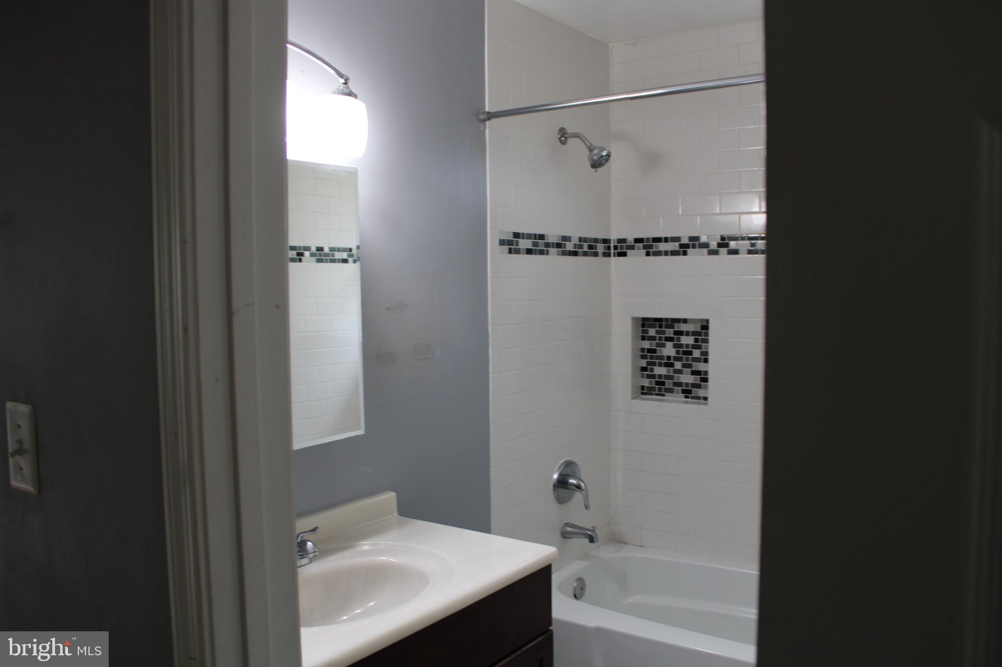 19115 Wayne Drive Triangle, VA 22172 - Photo 29 of 47 a bathroom with a sink a mirror and a bathtub