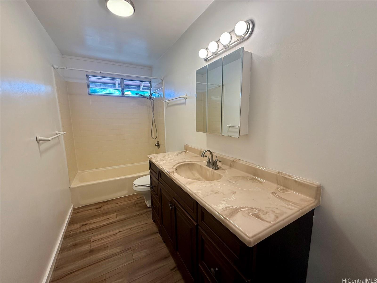 2826 Booth Road, Unit UPPR Honolulu, HI 96813 - Photo 8 of 20 Bathroom 1