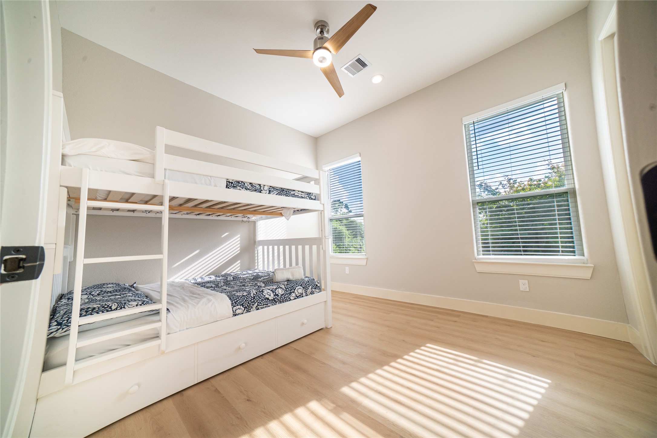 4607 Nolda Street, Unit B Houston, TX 77007 - Photo 12 of 14 Third bedroom with beautiful windows and finishes.