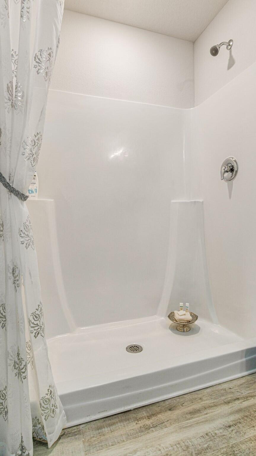 3406 Phoenix Court Crestview, FL 32539 - Photo 17 of 31 a bathroom with a bathtub