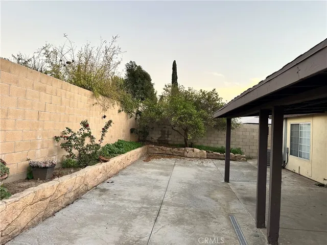 a view of a small house with backyard