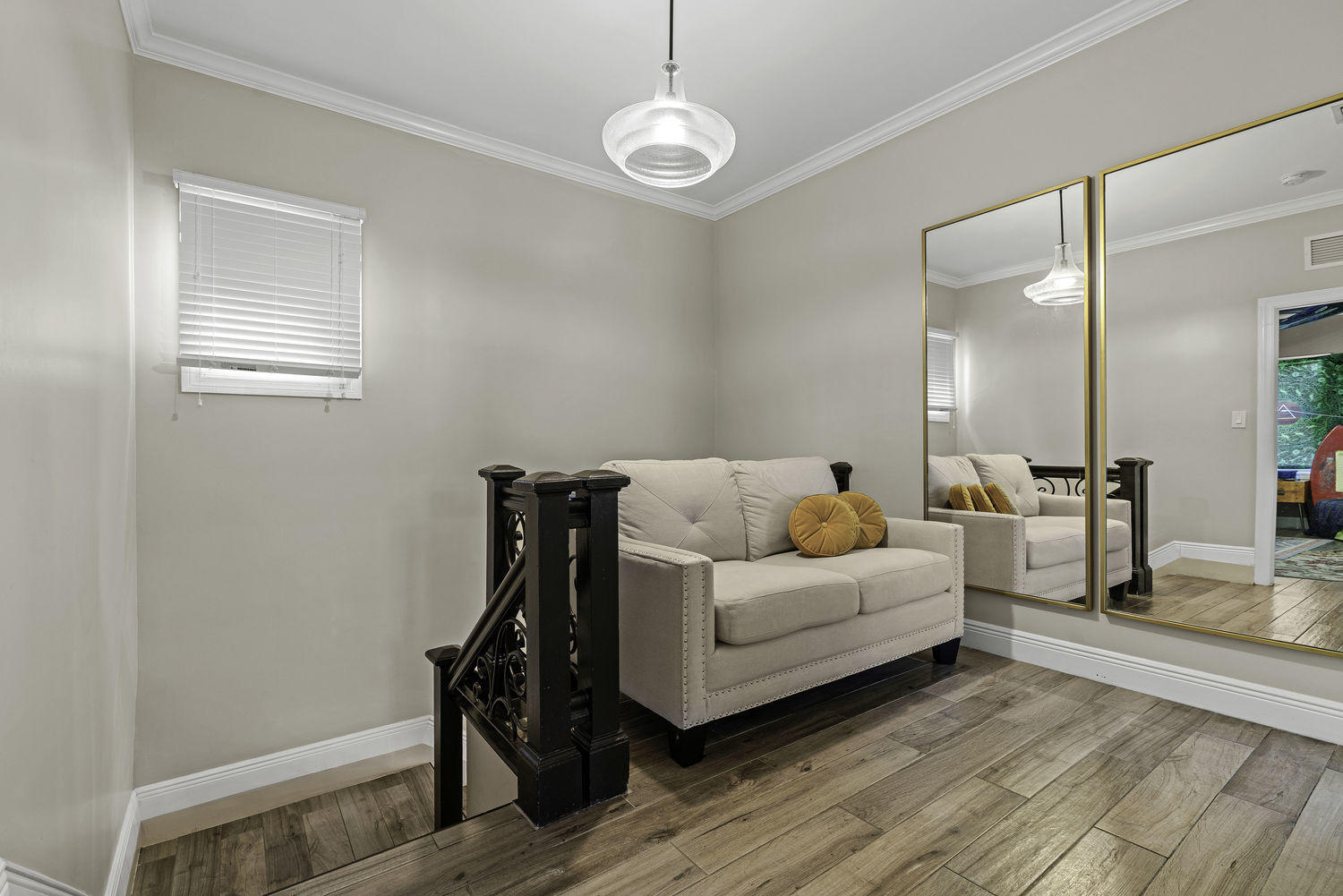 502 38th Street West Palm Beach, FL 33407 - Photo 22 of 30 2nd floor landing.