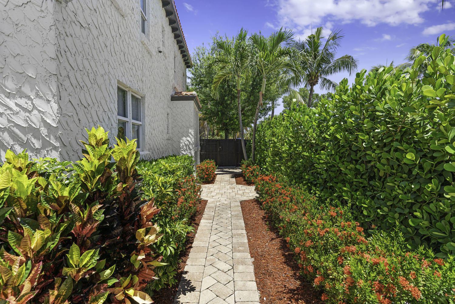 502 38th Street West Palm Beach, FL 33407 - Photo 27 of 30 Side yard.
