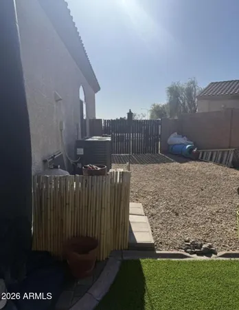 a view of a back yard
