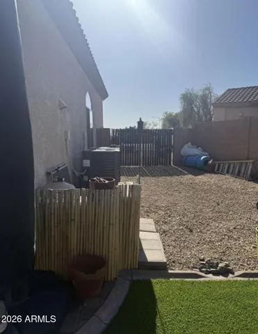 a view of a back yard