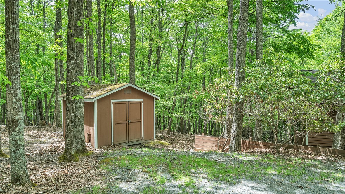 117 Rhododendron Drive Beech Mountain, NC 28604 - Photo 6 of 33 a view of a back yard