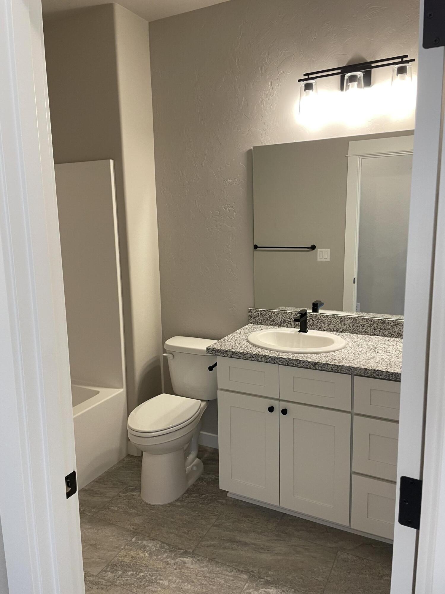 2758 Roberts Road Medford, OR 97504 - Photo 19 of 21 Guest Bath