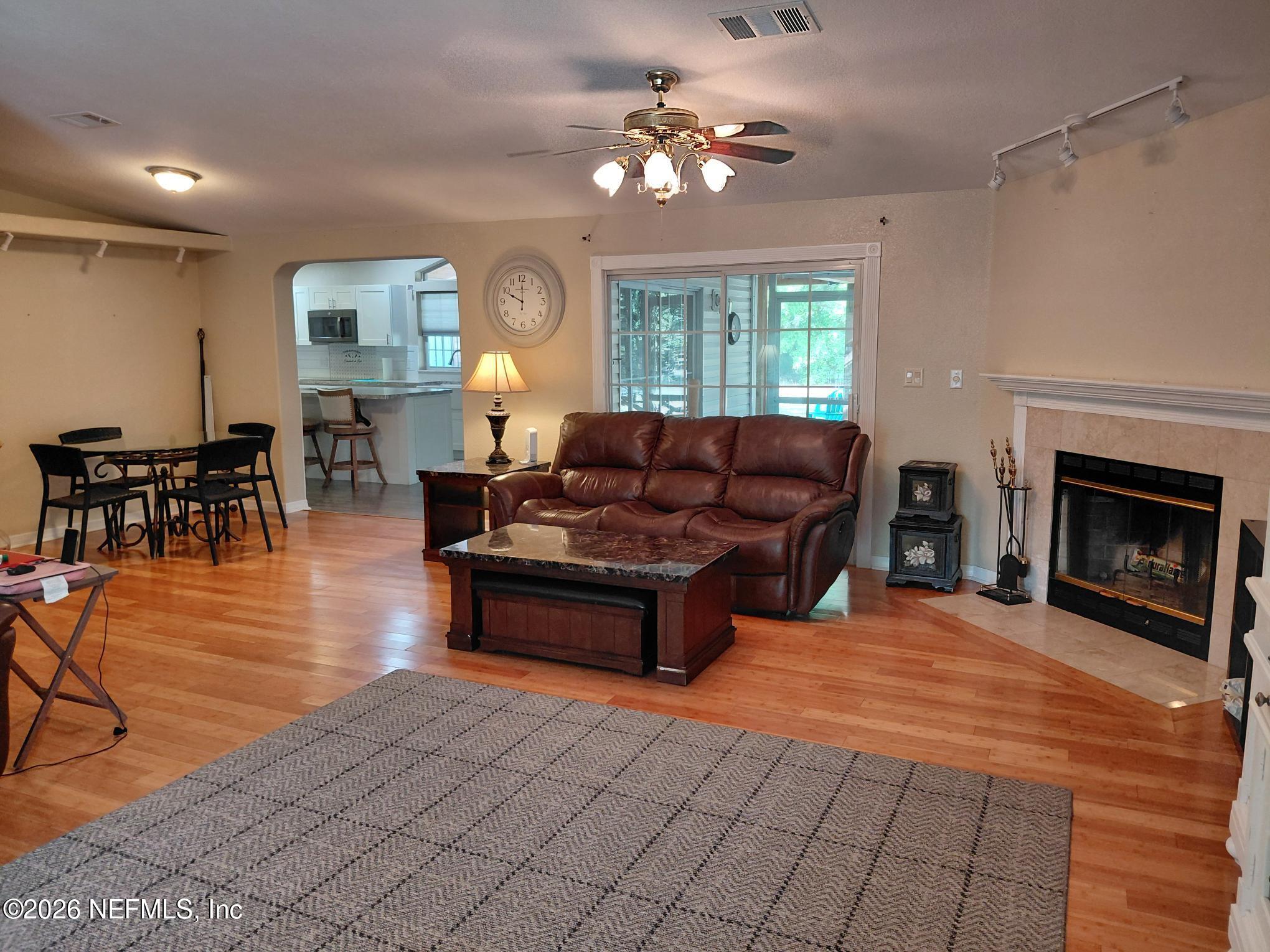 118 Robin Road Pomona Park, FL 32181 - Photo 12 of 40 118 Living Rm. 3