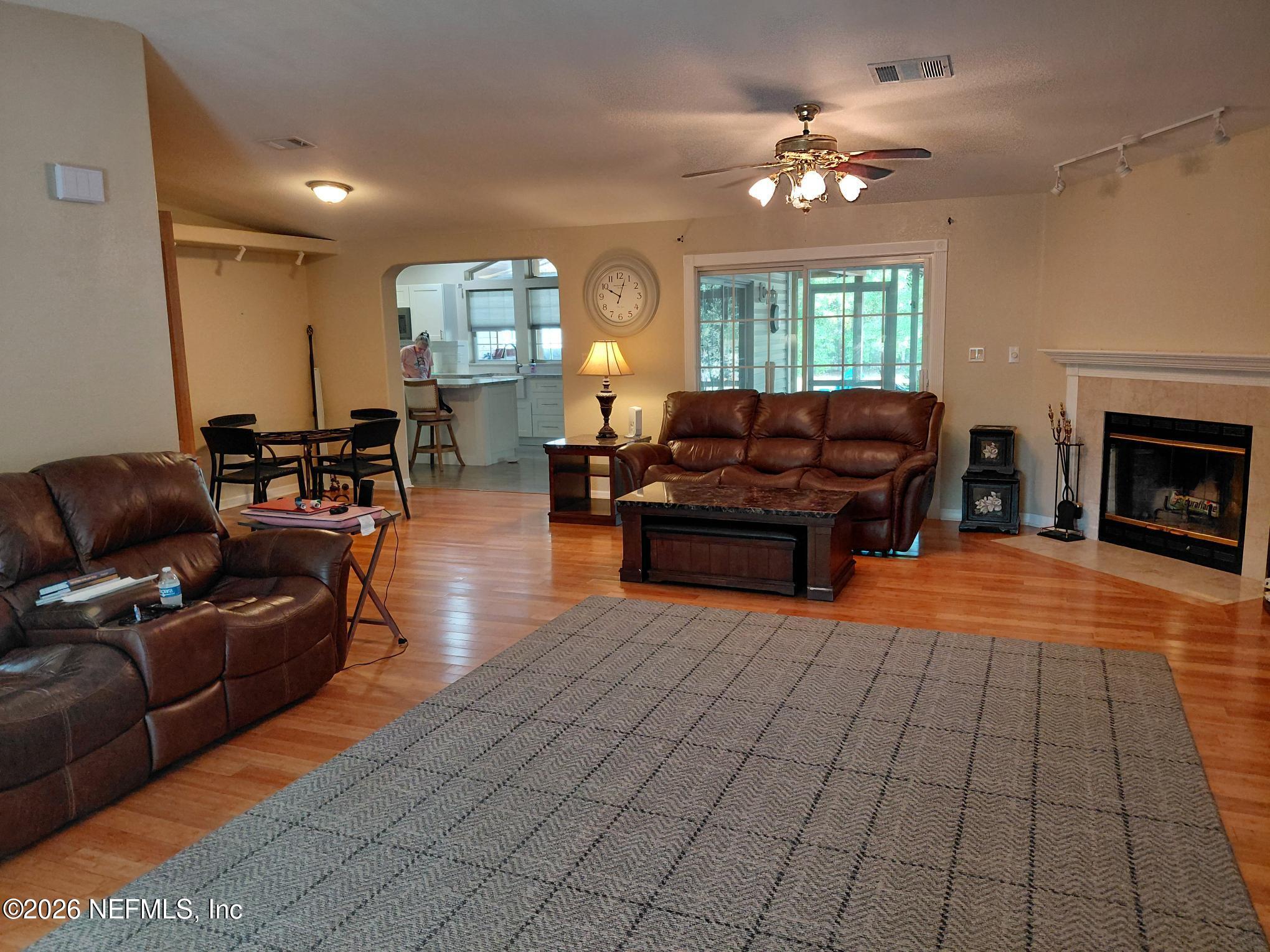 118 Robin Road Pomona Park, FL 32181 - Photo 14 of 40 118 Living Rm.