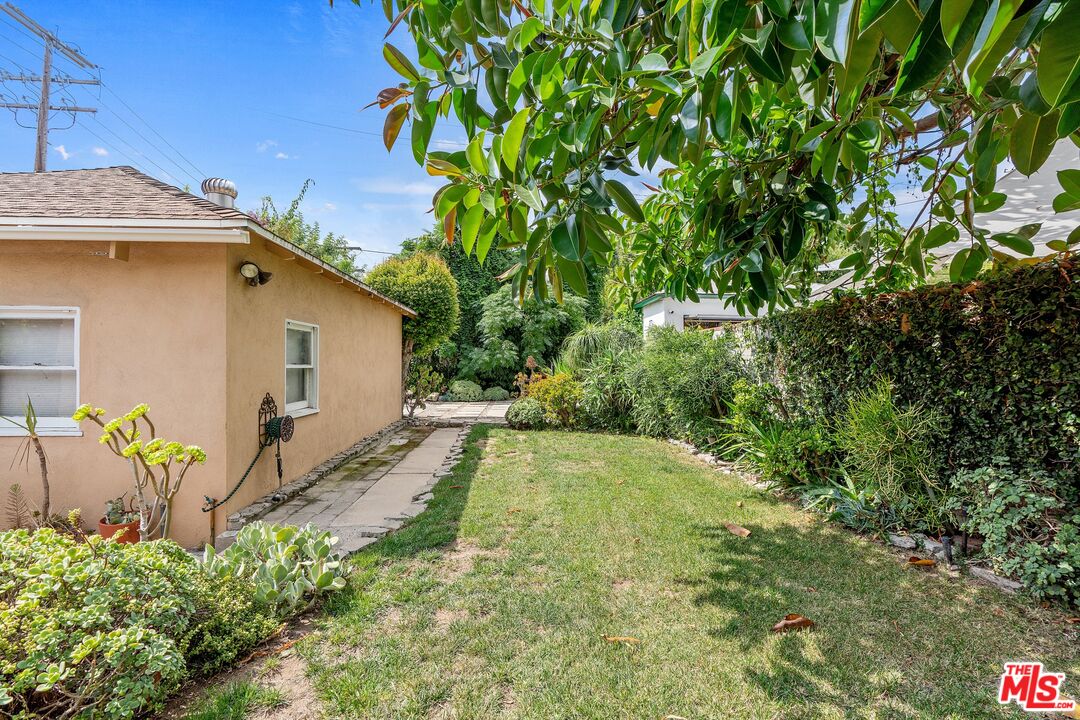 1585 Forest Avenue Pasadena, CA 91103 - Photo 21 of 28 a view of a backyard