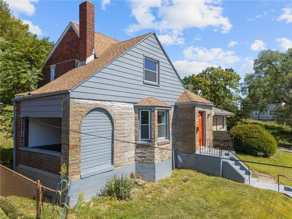 a view of a house with a backyard
