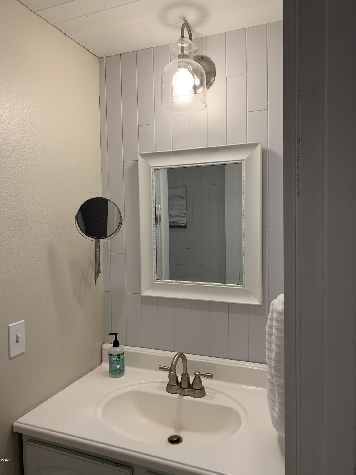 6835 Southwest Inlet Avenue Lincoln City, OR 97367 - Photo 24 of 48 Bathroom
