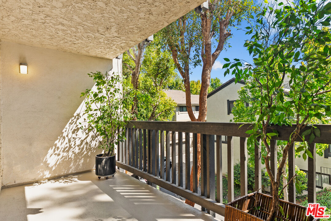 8207 Raintree Circle Culver City, CA 90230 - Photo 7 of 27 Gallery Image 7