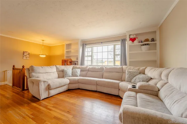 $739,000 | 6 Oxford Street, Islip, NY 11751