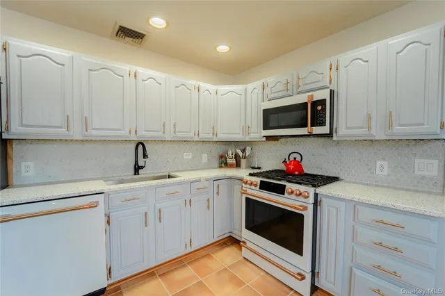 $739,000 | 6 Oxford Street, Islip, NY 11751