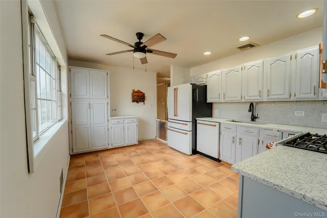 $739,000 | 6 Oxford Street, Islip, NY 11751